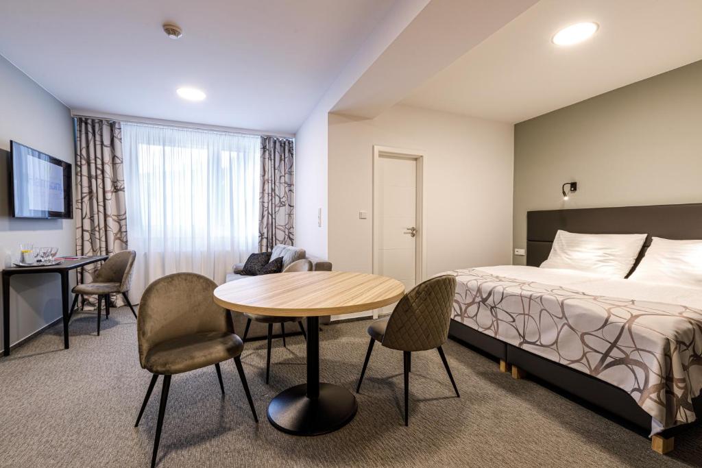 Postel nebo postele na pokoji v ubytování Harmony Club Hotel