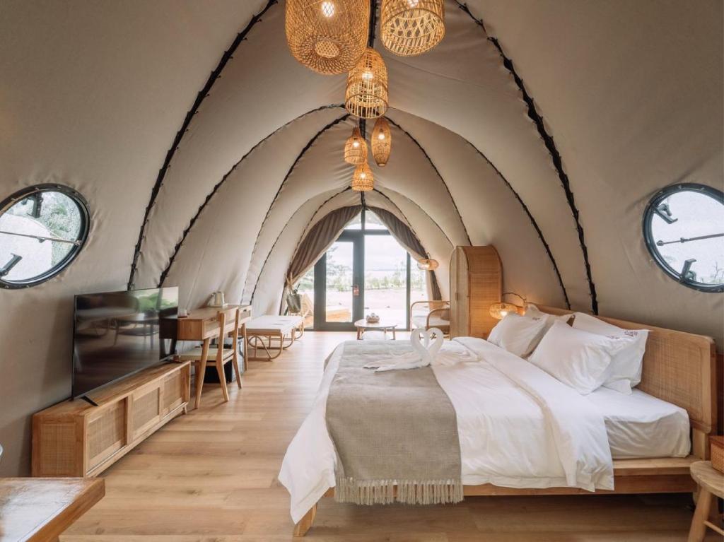クチンにあるCocoon Resort Kuchingのベッドルーム1室(ベッド1台、テレビ付)