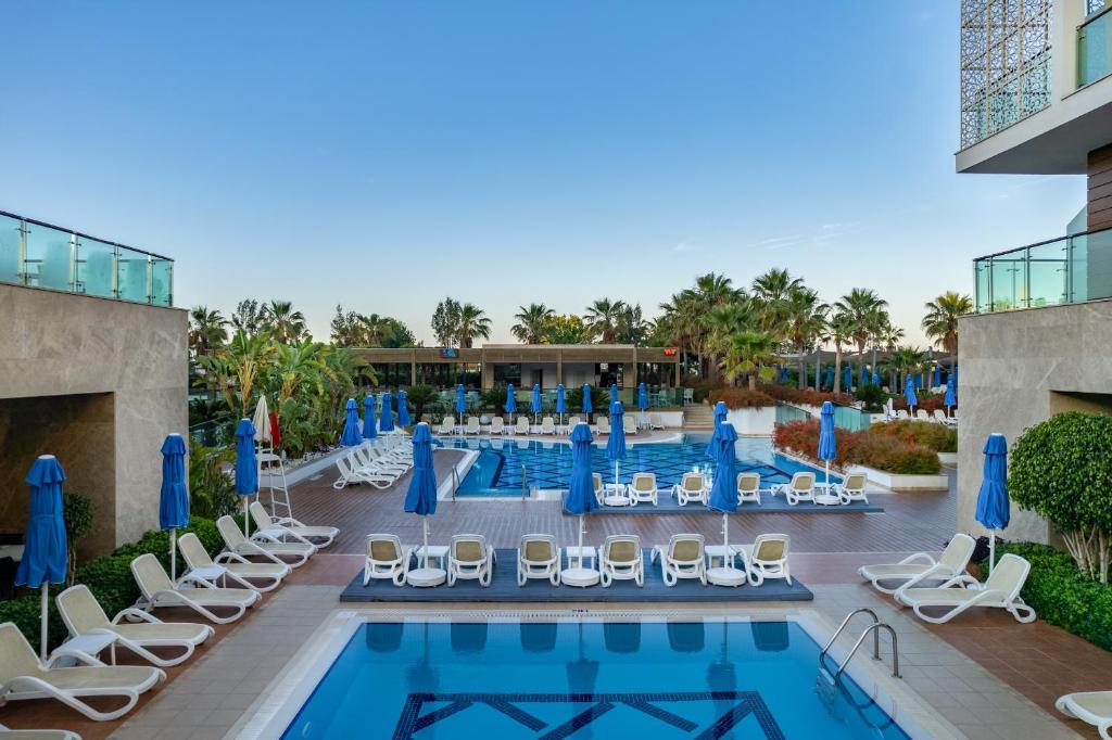 Bazén v ubytování Sentido Trendy Verbena Beach Hotel nebo v jeho okolí