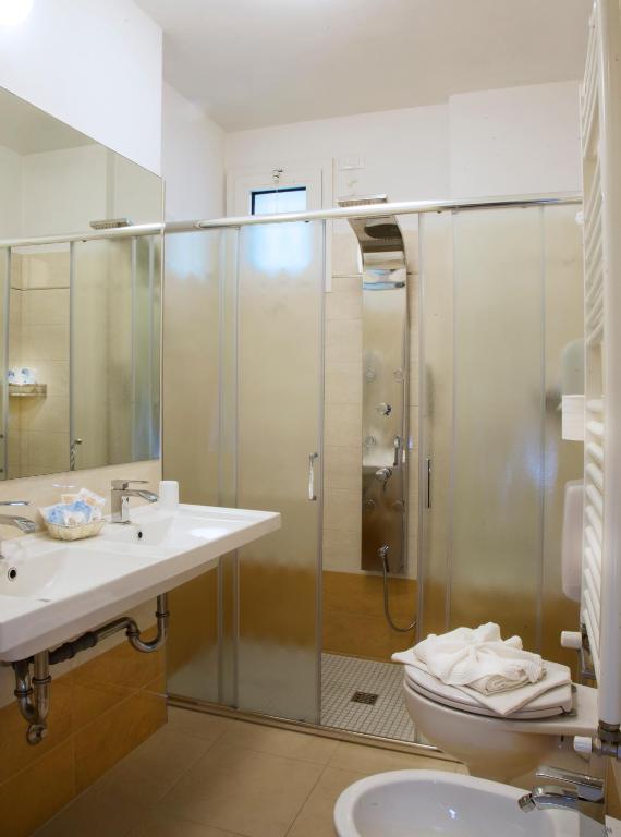 Koupelna v ubytování Hotel Leoni