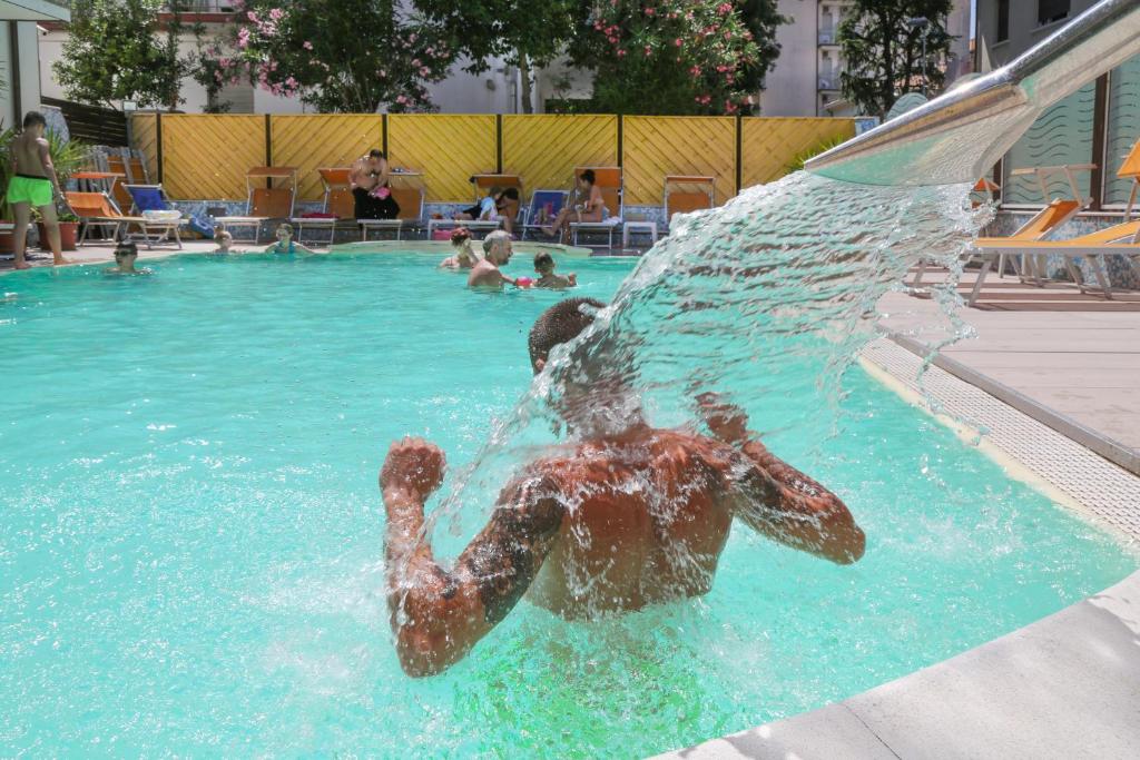 Bazén v ubytování Hotel Leoni nebo v jeho okolí