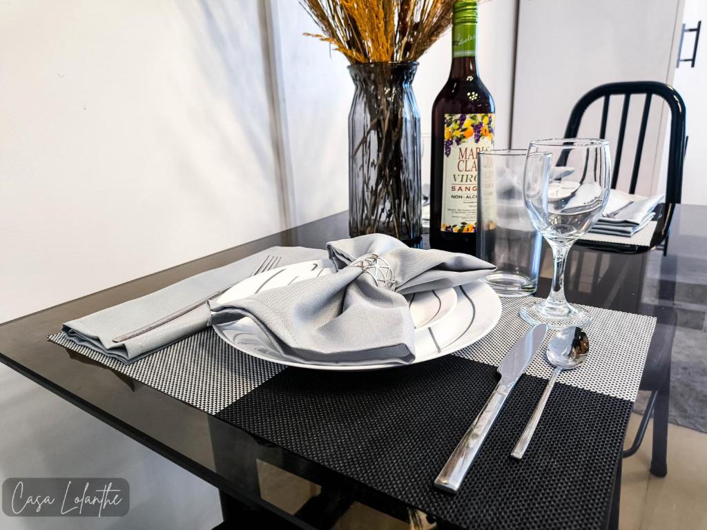 Nápoje v ubytování Casa Lolanthe Fully Furnished Studio Unit