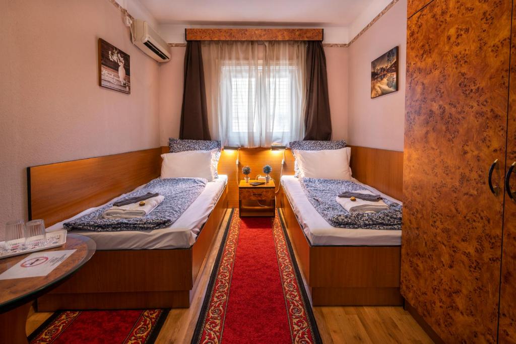 Postel nebo postele na pokoji v ubytování Hotel Kristal Gellért Hill