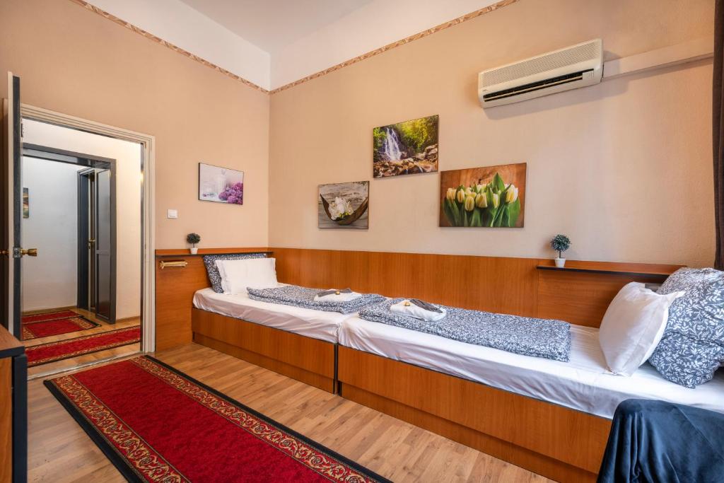 Postel nebo postele na pokoji v ubytování Hotel Kristal Gellért Hill