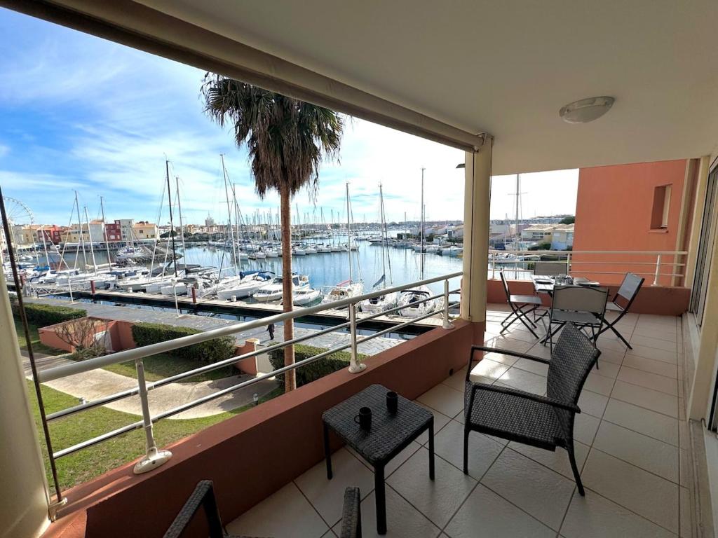 d'un balcon avec des chaises et une vue sur le port de plaisance. dans l'établissement Appartement - Cap d'Agde, au Cap d'Agde