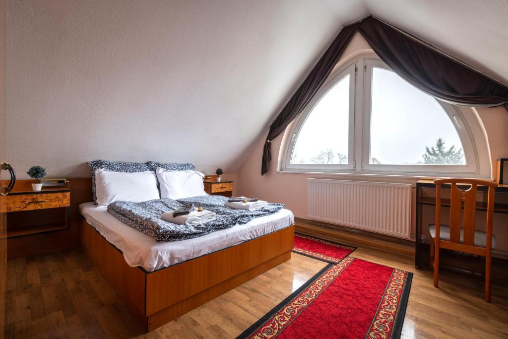 Postel nebo postele na pokoji v ubytování Hotel Kristal Gellért Hill