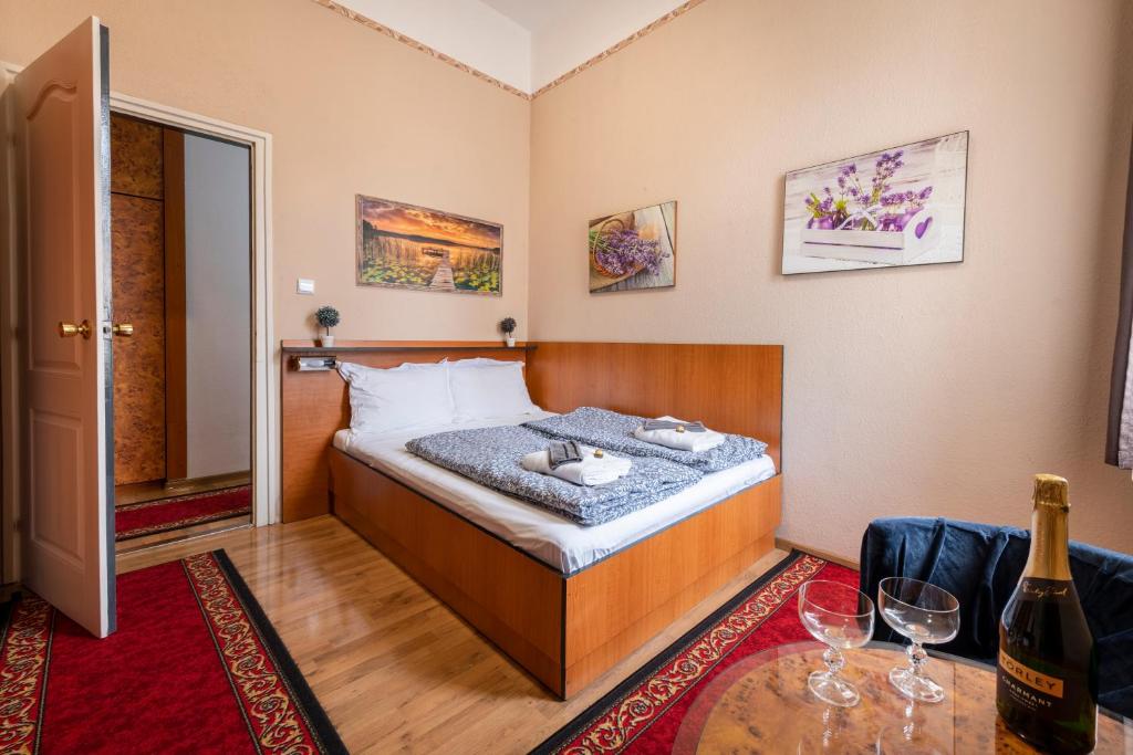 Postel nebo postele na pokoji v ubytování Hotel Kristal Gellért Hill