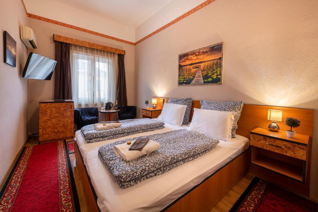 Postel nebo postele na pokoji v ubytování Hotel Kristal Gellért Hill