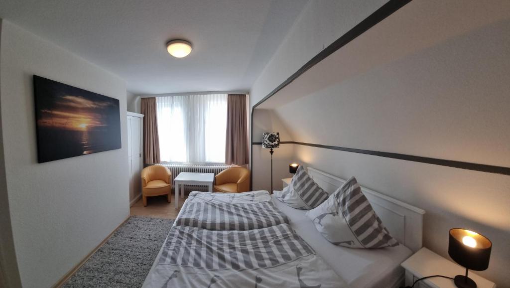 Postel nebo postele na pokoji v ubytování Hotel-Cafe-Lindow