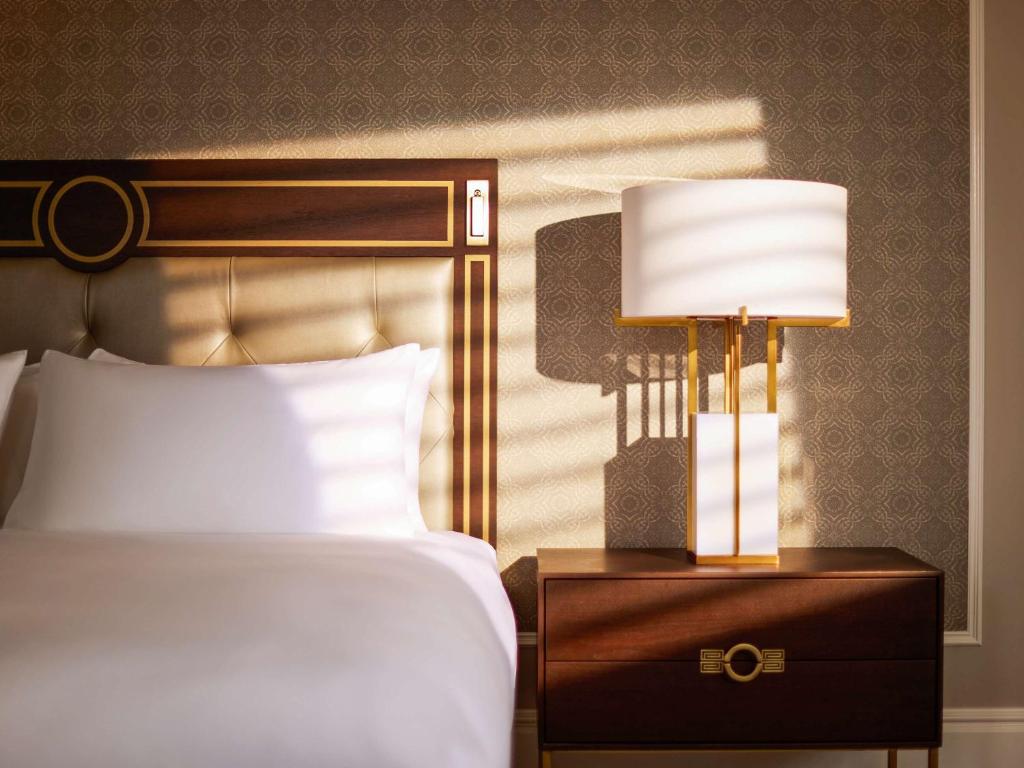 Postel nebo postele na pokoji v ubytování Fairmont Empress Hotel