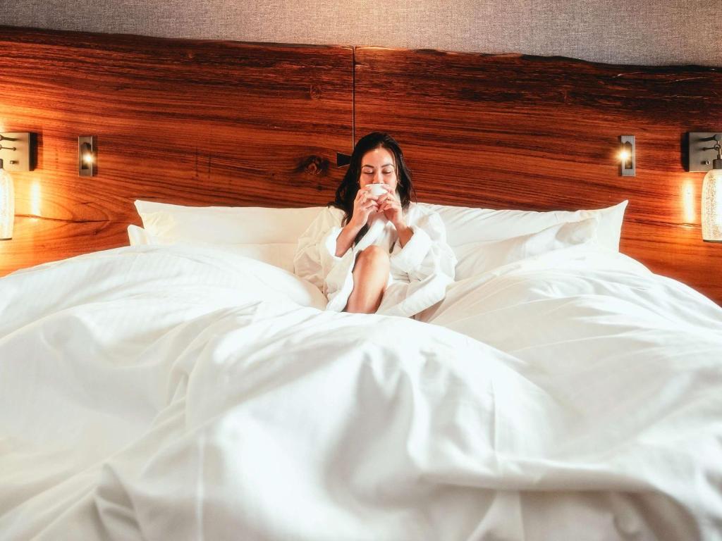Postel nebo postele na pokoji v ubytování Fairmont Chateau Whistler