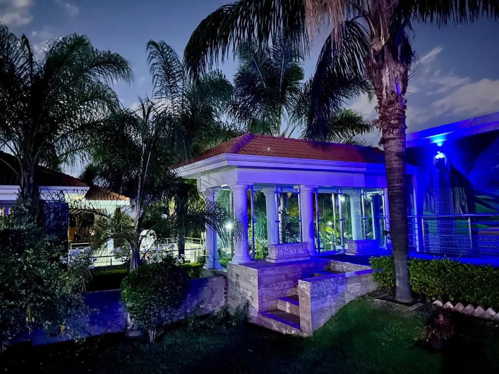 Una casa con luces azules encendidas por la noche en Concordia Boutique Venue, en Midrand