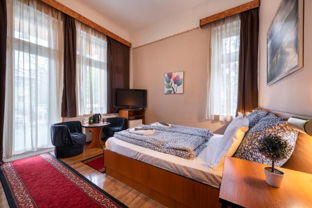 Postel nebo postele na pokoji v ubytování Hotel Kristal Gellért Hill