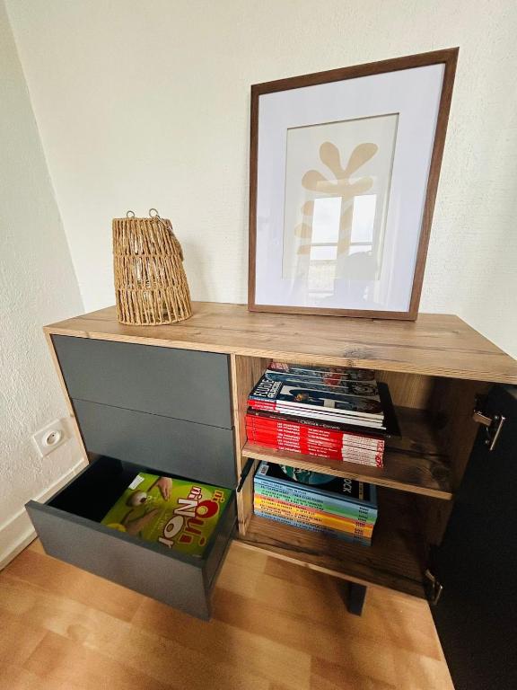 - un bureau en bois avec une étagère et des livres dans l'établissement Appartement rénové quartier historique, à Caen