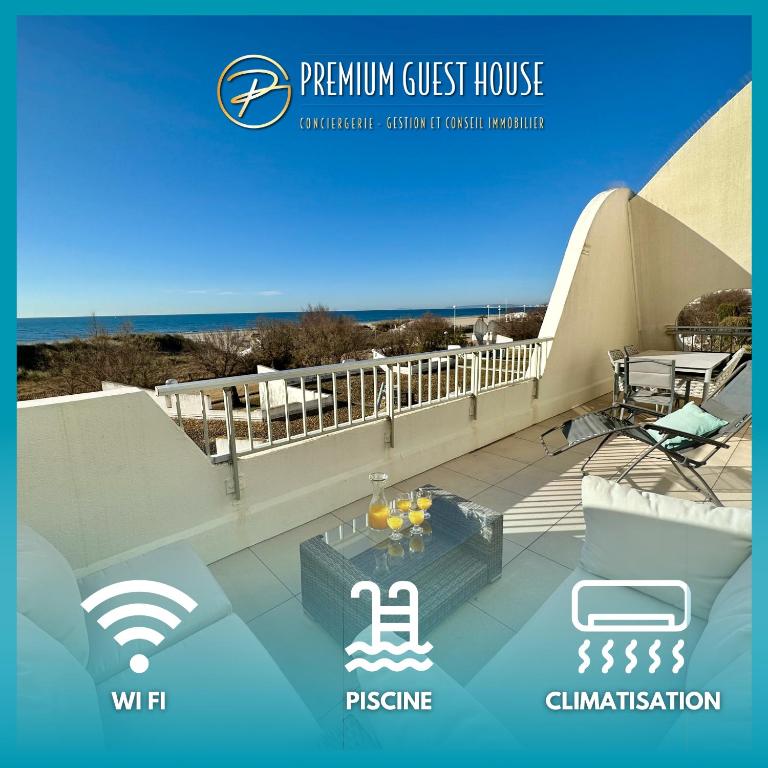 - un panneau pour une maison d'hôtes avec une table sur un balcon dans l'établissement PGH N5-25m de la plage, Vue Mer, Piscine, Parking, à La Grande Motte