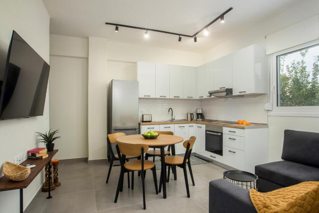 a kitchen and dining room with a table and chairs at Casa Anastasia in Pastida