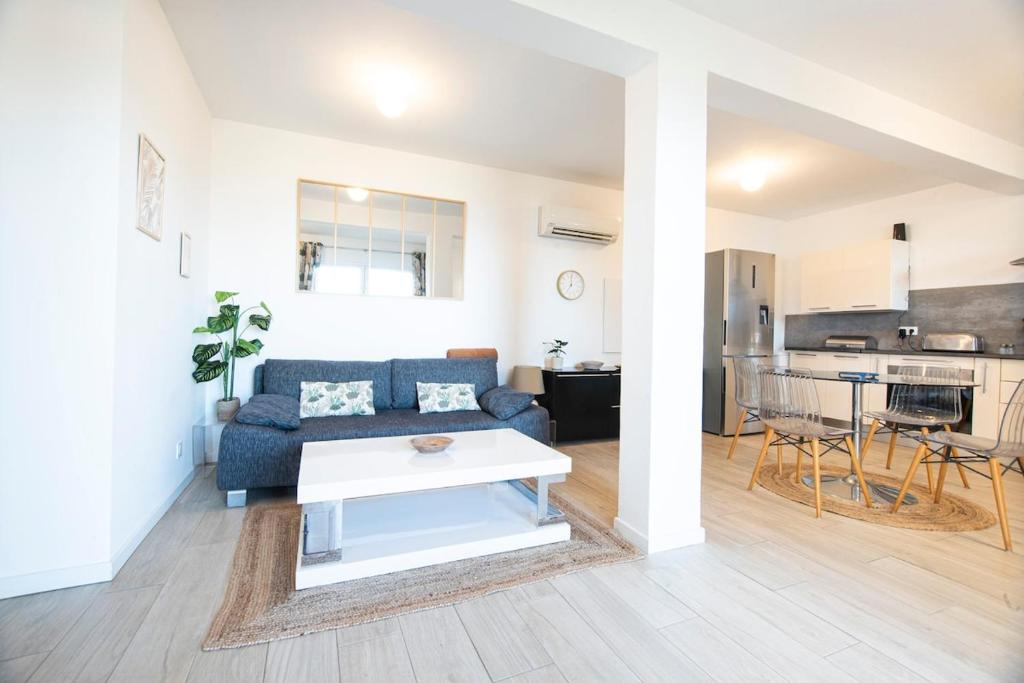 un salon avec un canapé et une table dans l'établissement Vista Mare à Cardo - Vue Mer, à Bastia