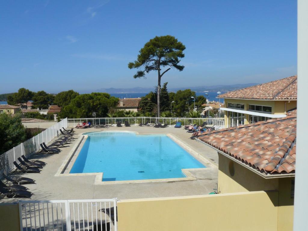 une vue d'une piscine au sommet d'un immeuble dans l'établissement Terrasses des Embiez, à Six-Fours-les-Plages