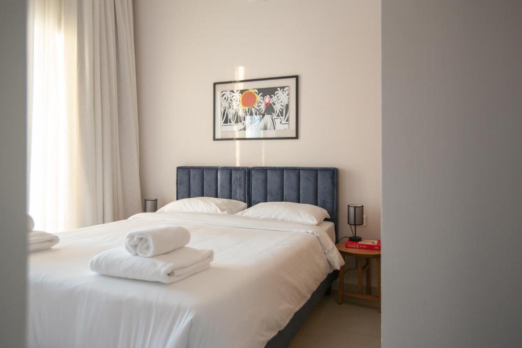 Postel nebo postele na pokoji v ubytování LIV & CO Suites & Villas