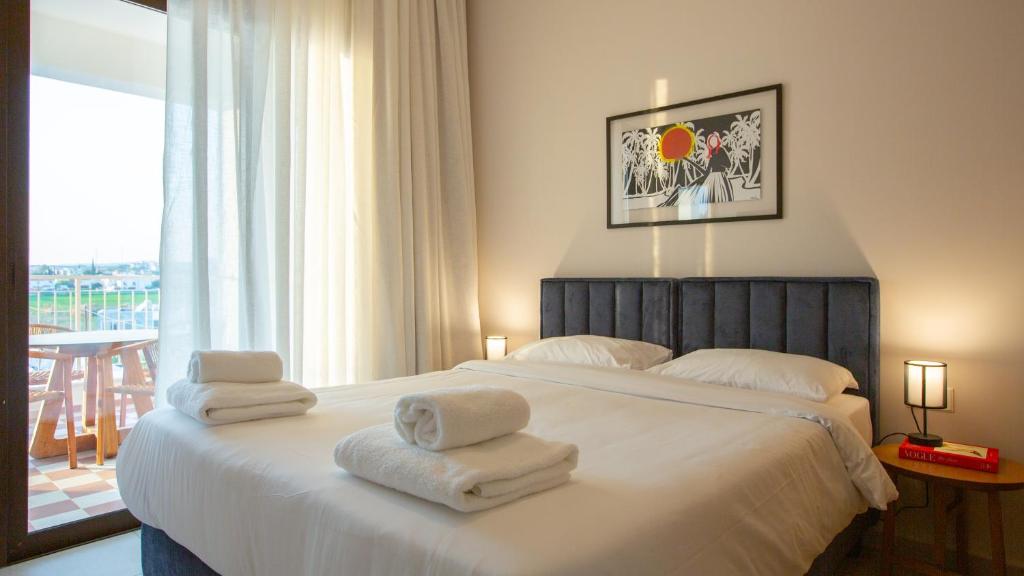 Postel nebo postele na pokoji v ubytování LIV & CO Suites & Villas
