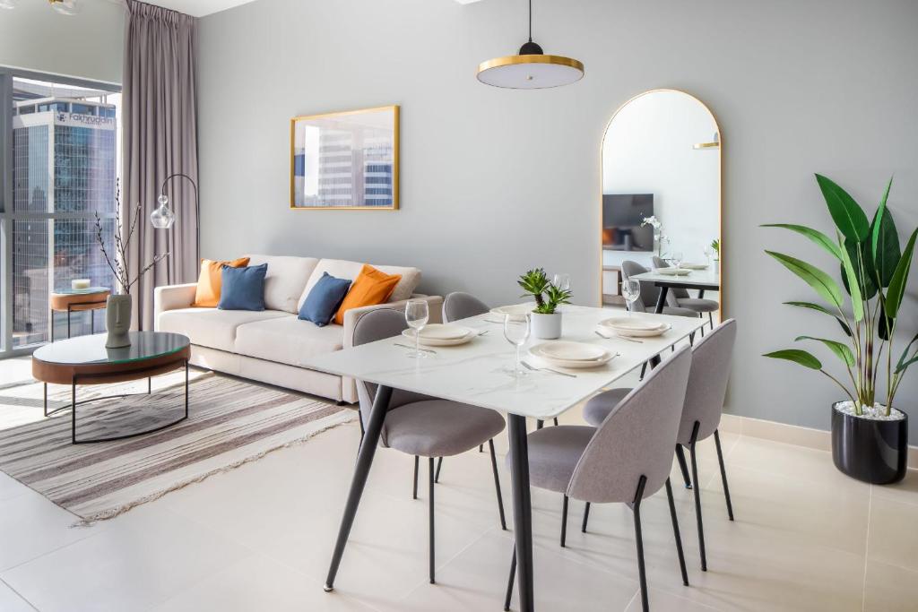 Posezení v ubytování Silkhaus stunning 1 BDR in Downtown near Business Bay