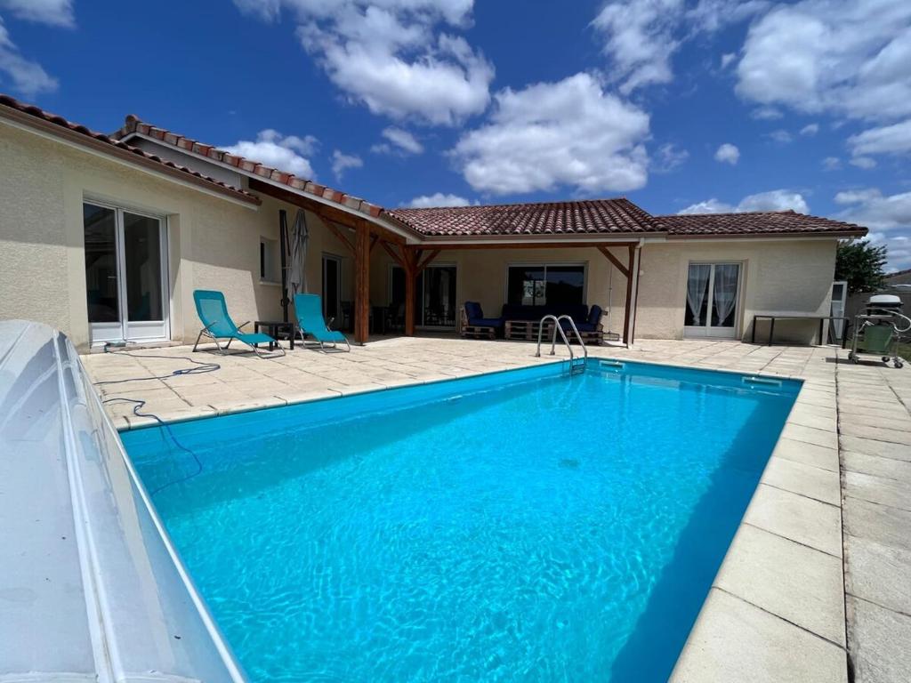 une piscine devant une maison dans l'établissement Villa Pourpre-Piscine Chauffée-Climatisation-Jardin, à Bouniagues