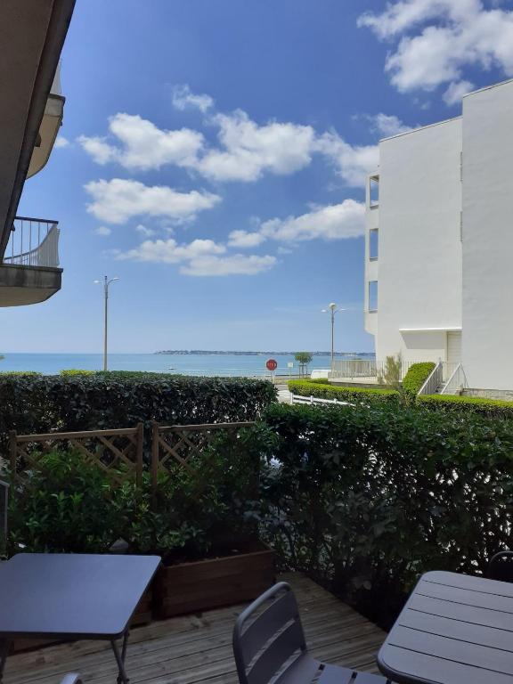 - une terrasse offrant une vue sur l'océan depuis un bâtiment dans l'établissement le Colisée appartement vue mer, à La Baule