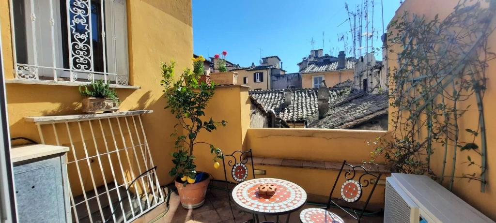 Stunning Campo De Fiori Apartment with Terrace