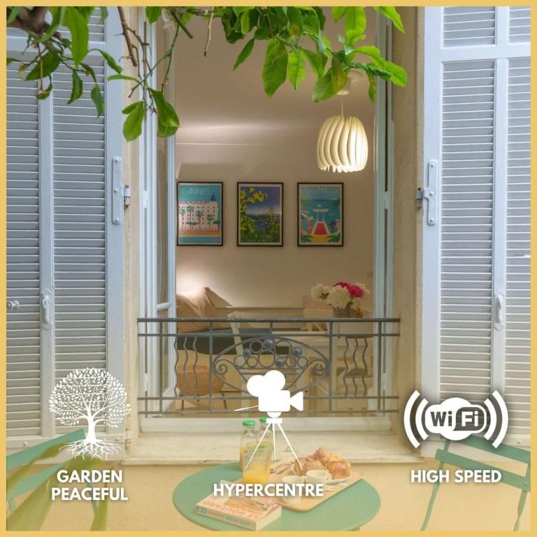une terrasse couverte avec une table et un balcon dans l'établissement Le Bosquet - Quiet - Hypercentre - AC - Garden, à Cannes