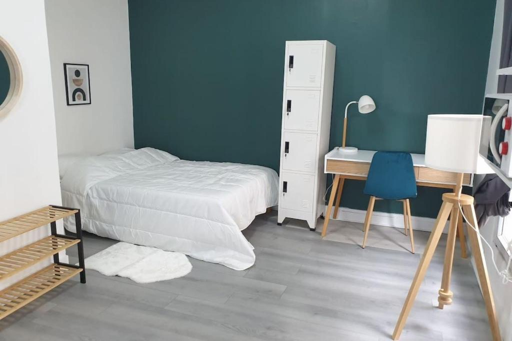 - une chambre avec un lit et un bureau dans l'établissement Flexliving - studio - Auriol, à Paris