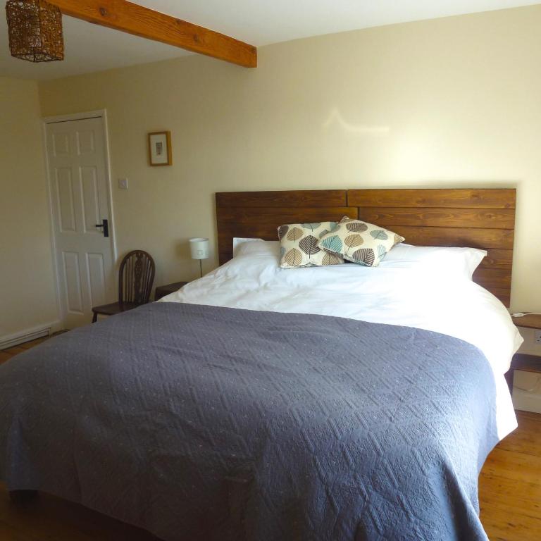 سرير أو أسرّة في غرفة في Manor Farm Stay