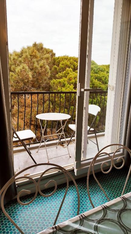 un patio avec une table et des chaises sur un balcon dans l'établissement Argeles sur Mer Charmant T2 a 150m de la plage, à Argelès-sur-Mer