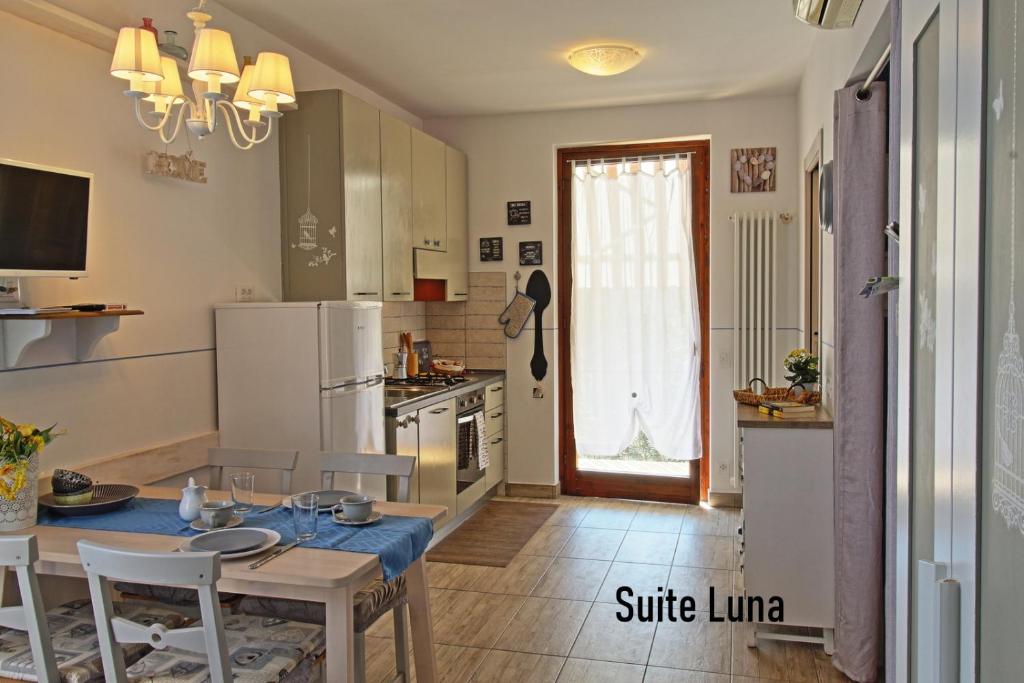 Kuchyňa alebo kuchynka v ubytovaní APPARTAMENTO di Charme SUITE LUNA