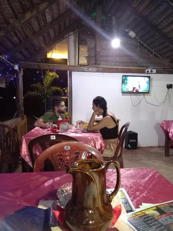 TV a/nebo společenská místnost v ubytování Mango Tree Hotel & Restaurant