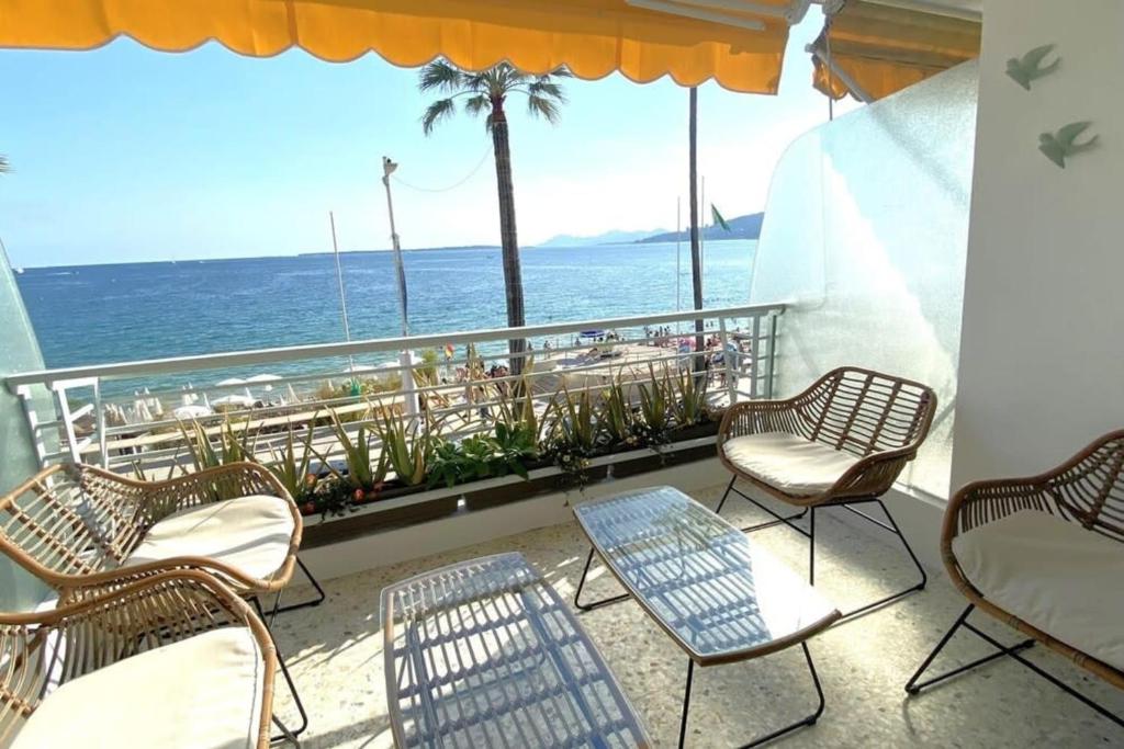 d'un balcon avec des chaises et une vue sur l'océan. dans l'établissement Le Soleil - Sea - Spacious - Hypercentre - Car park, à Antibes
