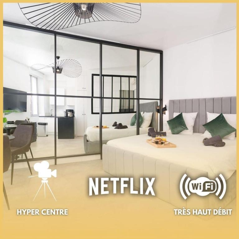 une chambre avec un lit et une table dans l'établissement Le Joffre - Hypercentre - 200m Palais - AC, à Cannes