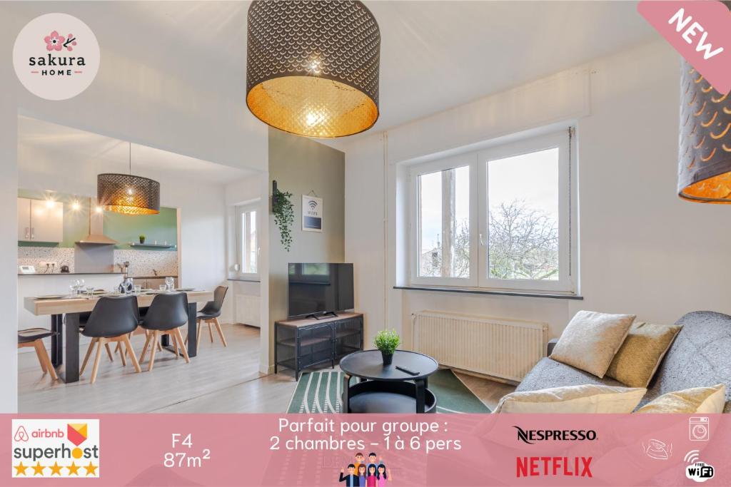 un soggiorno con un divano e un tavolo di sakura relax a Basse-Ham