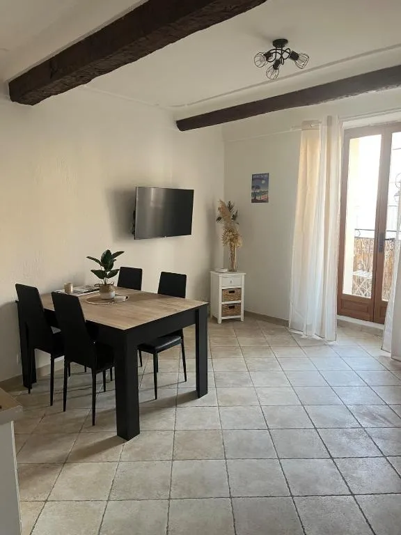 2 rooms, old town