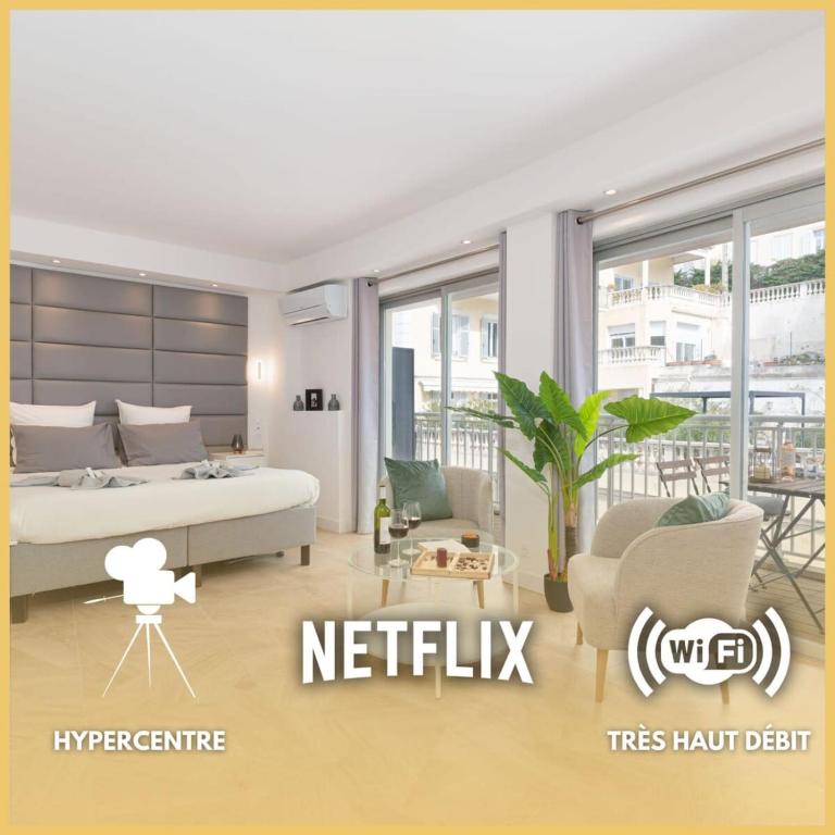 une chambre avec un lit et un salon dans l'établissement Le Louis Blanc - Hypercentre - 100m Suquet - AC, à Cannes