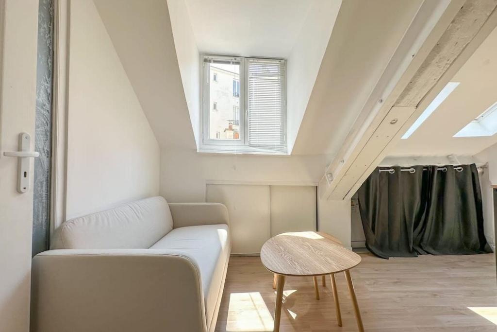 un salon avec un canapé blanc et une table dans l'établissement Flexliving - Studio - Charlot, à Paris