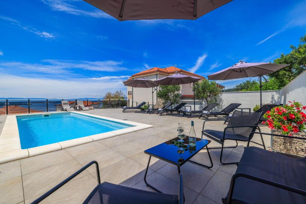 Bazén v ubytování Apartments Jozic nebo v jeho okolí