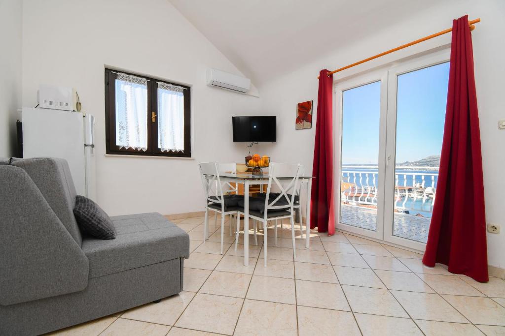 Televízia a/alebo spoločenská miestnosť v ubytovaní Apartment Biserka