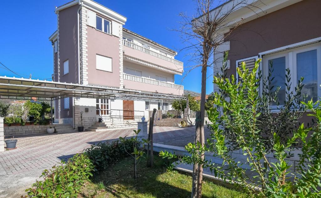 Το κτήριο όπου στεγάζεται  το διαμέρισμα