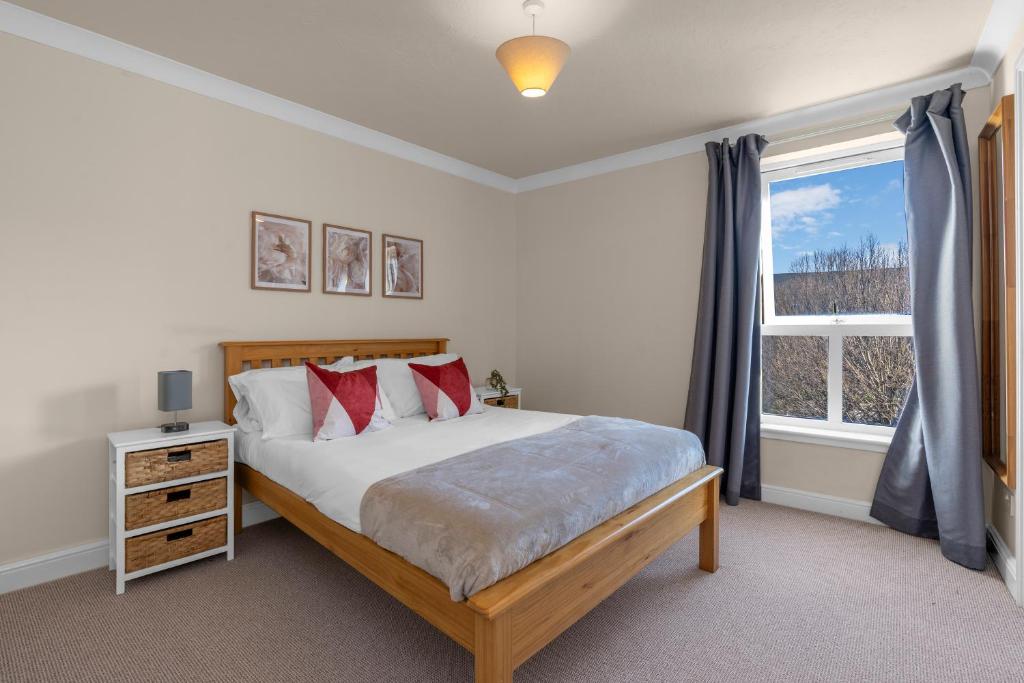 Un dormitorio con una cama grande y una ventana. en 1 Double Room in Shared apartment in Central Edinburgh with free parking, en Edimburgo