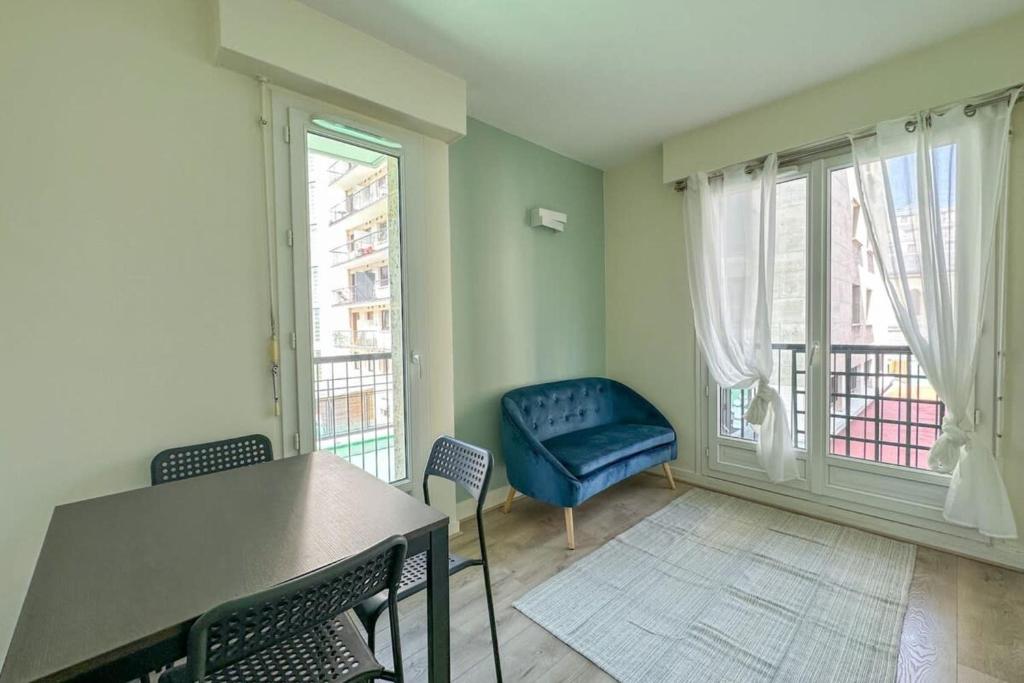 un salon avec une chaise bleue et une table dans l'établissement Flexliving - Splendid whole apartment - Croix Nivert, à Paris