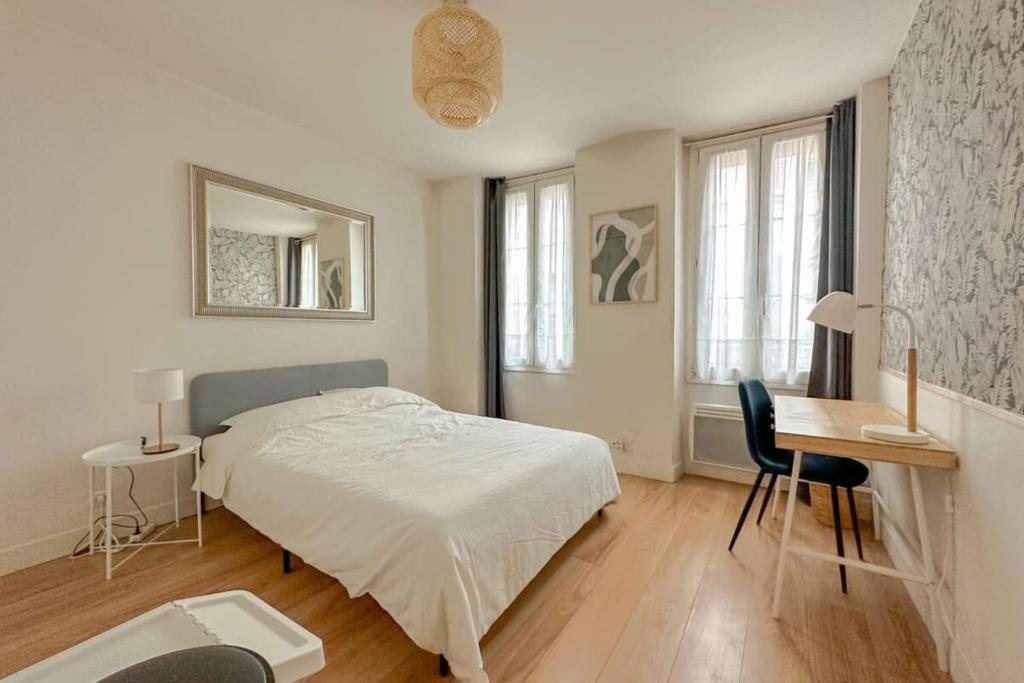 une chambre avec un lit, un bureau et une fenêtre dans l'établissement Flexliving - Lappe - Studio, à Paris