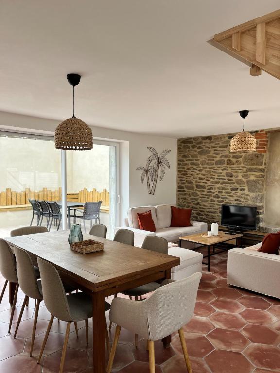 un salon avec une table et des chaises dans l'établissement Maison cosy proche Cancale et Mont-Saint-Michel, à Saint-Méloir-des-Ondes