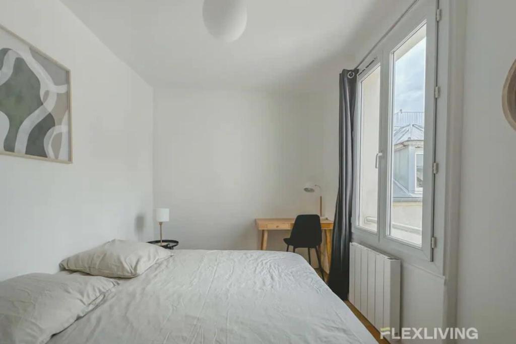 une chambre avec un lit, une fenêtre et un bureau dans l'établissement Flexliving - whole flat - Saint Martin, à Paris