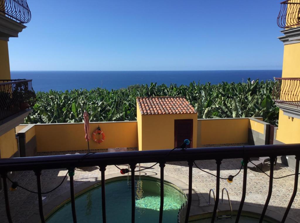 ein Blick auf das Meer vom Balkon eines Resorts in der Unterkunft Vivienda Vacacional Avioli in Tazacorte