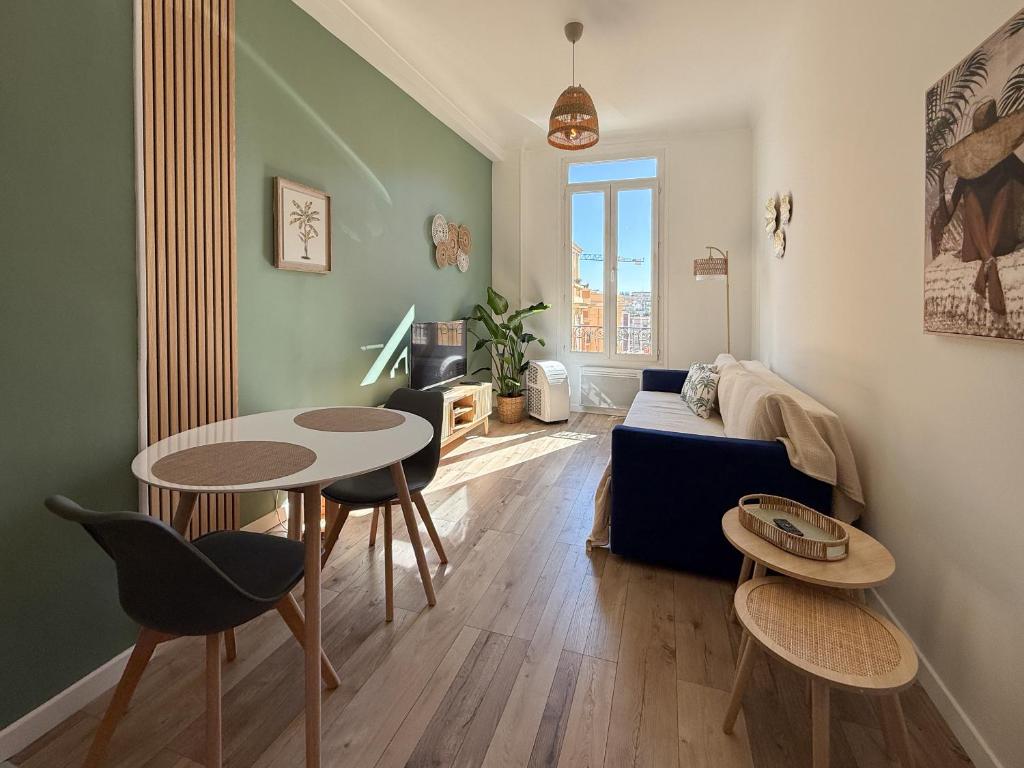 un salon avec une table et un canapé dans l'établissement Le calmette, à Beausoleil